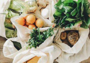"Alimentos orgânicos frescos em embalagens sustentáveis