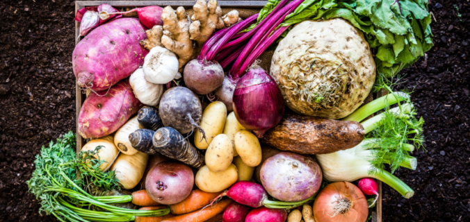 Caixa de alimentos orgânicos frescos e vibrantes.