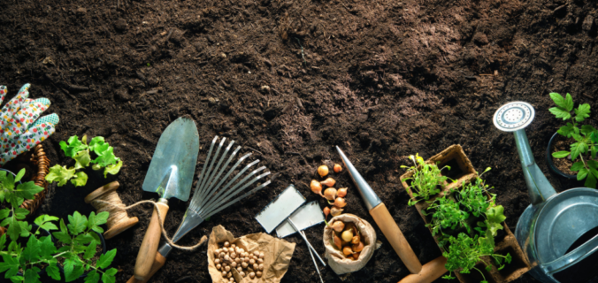 Equipamentos de jardinagem prontos para cultivar alimentos orgânicos em solo preparado