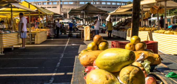 Feira de alimentos orgânicos vibrante em frente ao Estádio do Pacaembu, São Paulo