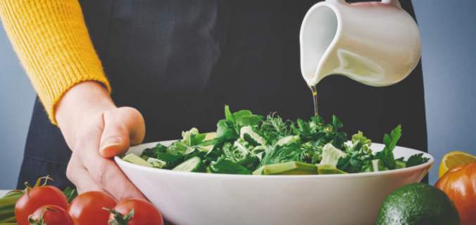 Salada orgânica sendo temperada com azeite