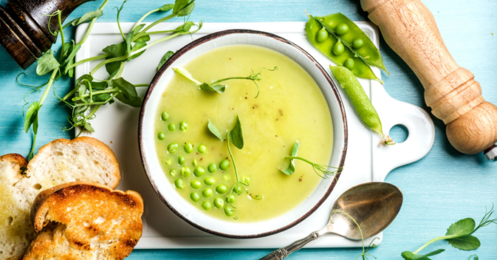 Uma tigela de sopa de ervilha orgânica com hortelã, uma opção reconfortante e saborosa para desfrutar em dias aconchegantes