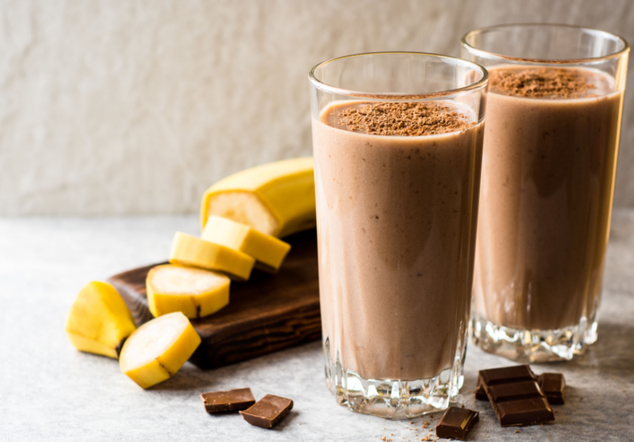 Smoothie de Banana e Achocolatado Orgânico servido em dois copos