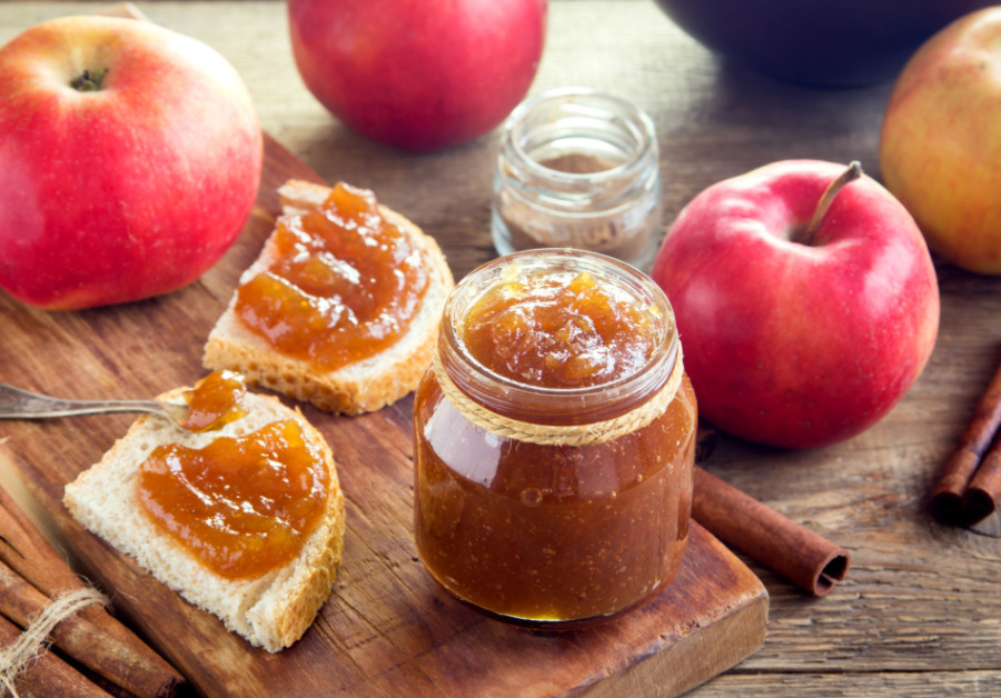 Pote de geleia de maçã orgânica, destacando a qualidade e os benefícios para a saúde.