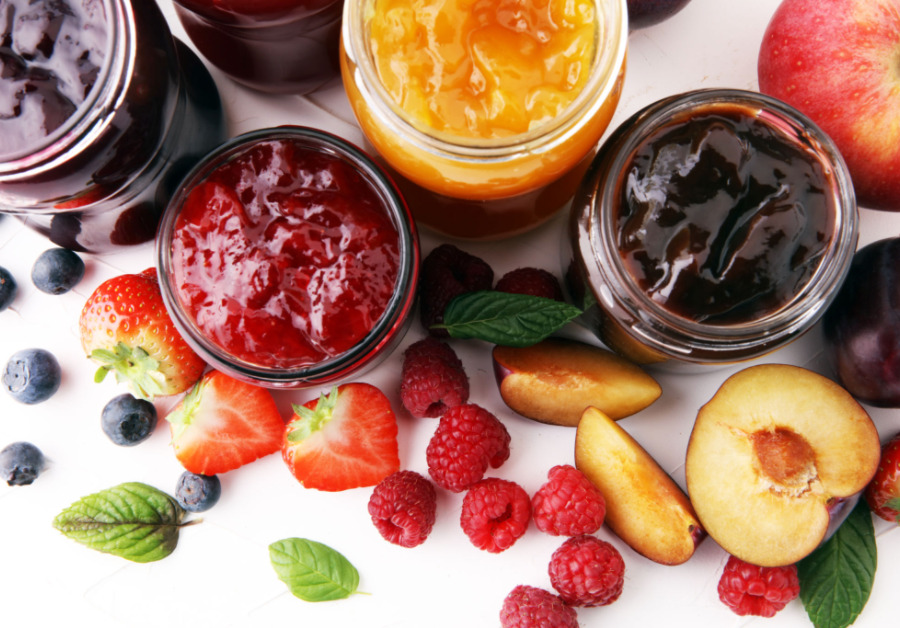 Geleias orgânicas e frutas frescas, uma sinergia de sabor e saúde.