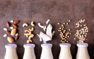 Variedade de leites vegetais incluindo amêndoas, aveia, soja e coco