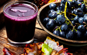 Copo de suco de uva bordô orgânico, uma escolha saudável para sua rotina.