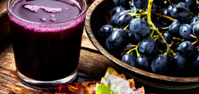 Copo de suco de uva bordô orgânico, uma escolha saudável para sua rotina.