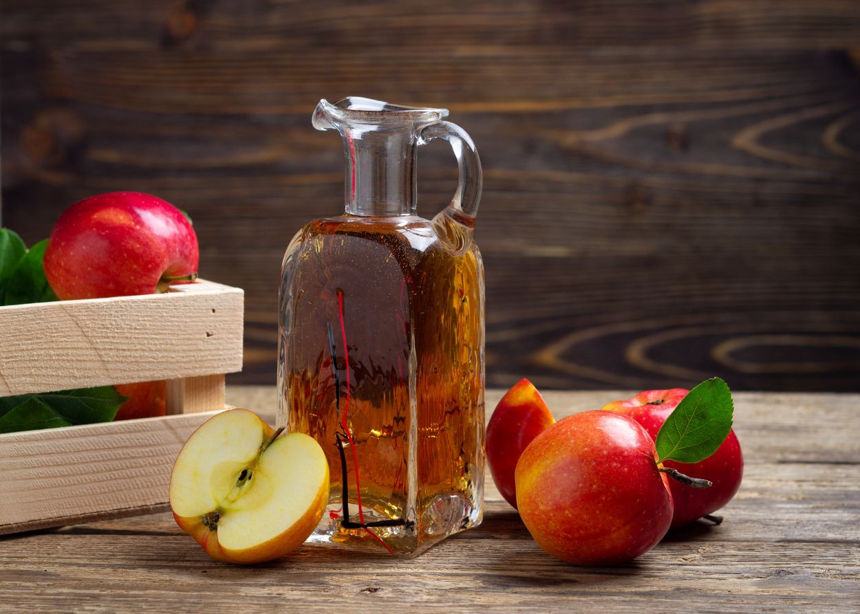 Vinagre de maçã orgânico da Sabores da Terra em mesa de madeira