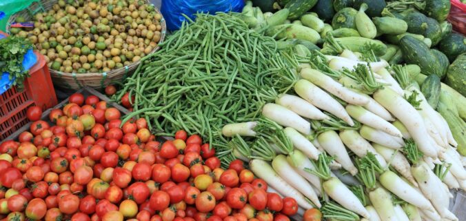 Feira orgânica com variedade de legumes e frutas frescas