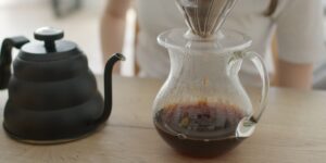 Processo de coar café orgânico em ação