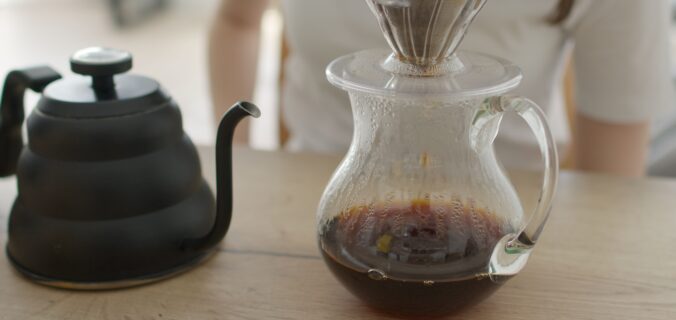 Processo de coar café orgânico em ação