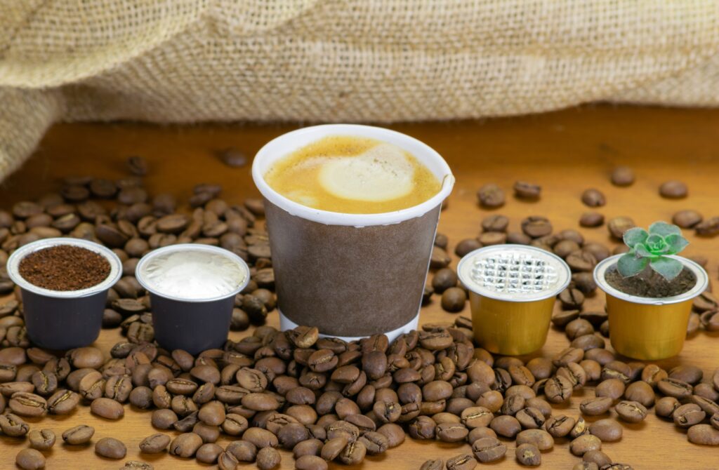 Variedade de cápsulas de café com um copo de café