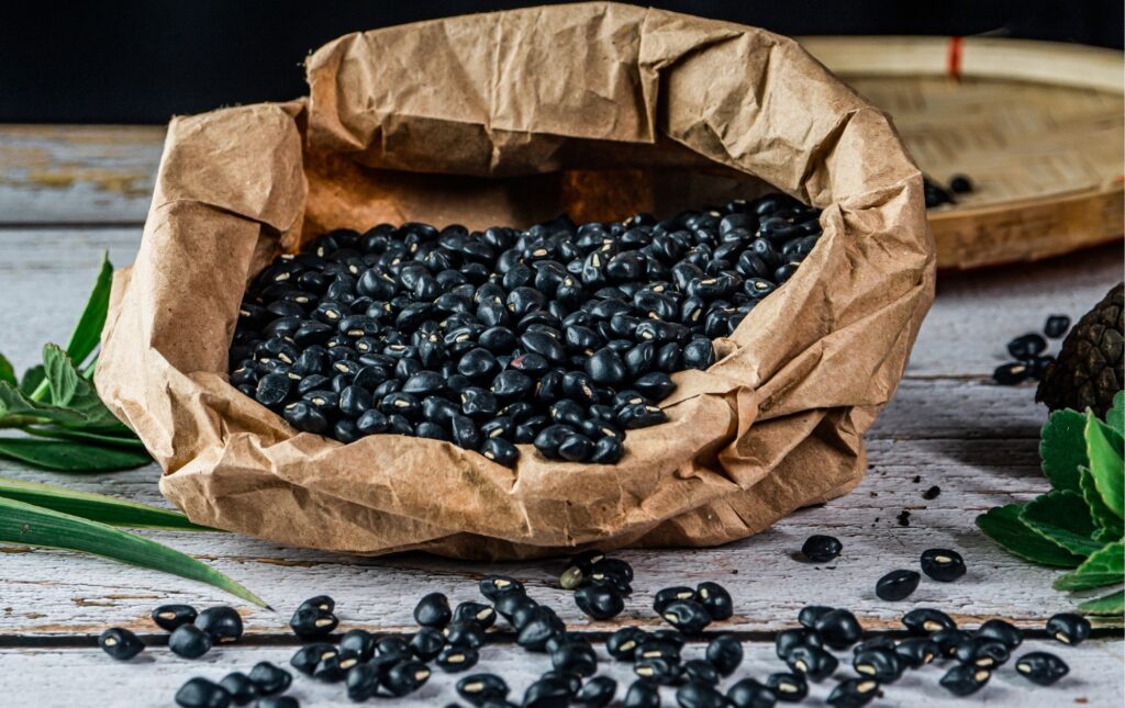 Grãos de Feijão Preto Orgânico - Uma visão detalhada de grãos de feijão preto cultivados organicamente.